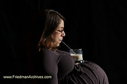 Nicole pregnant drinking from straw DSC09152