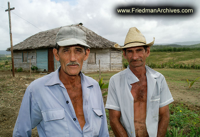 2 Hombres by a house 300 dpi PICT3957