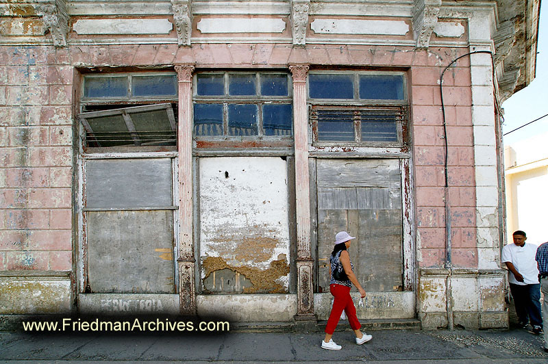 Boarded-up store 300 dpi PICT4814