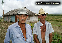 2 Hombres by a house 300 dpi PICT3957