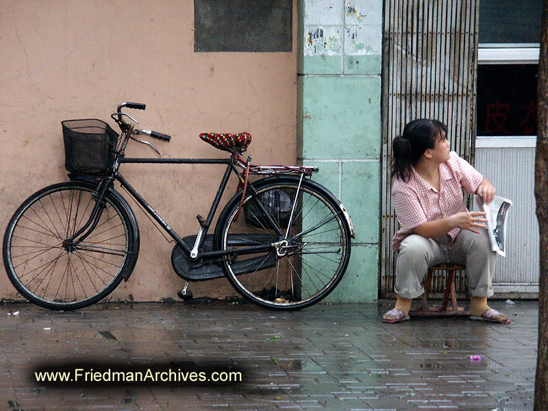 Bicycle against wall 6x8 300 dpi