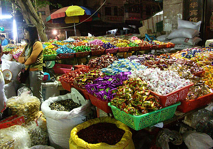 Many, many sweets in colorful wrapping go on sale before the Spring Festival.