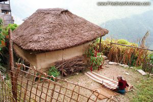 Nepal Images - Old Woman Weaving