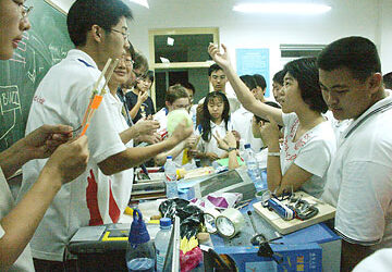 kids_crowding_around_table